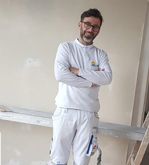 Pawel Swiacki bei Renovierungsarbeiten